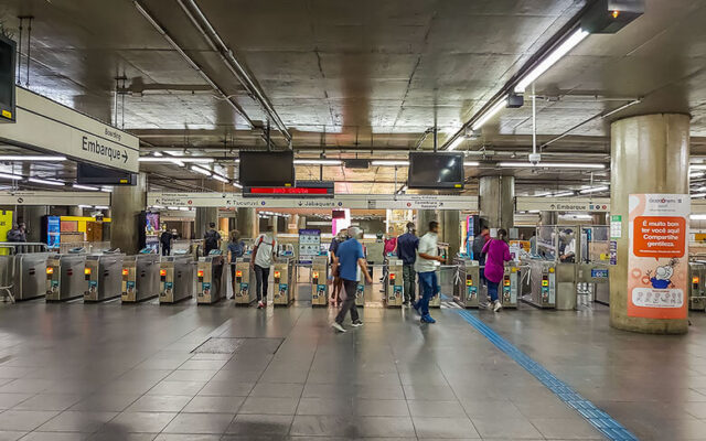 como andar de metrô em São Paulo