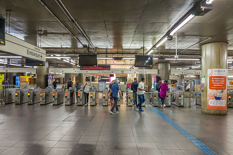 como andar de metrô em São Paulo