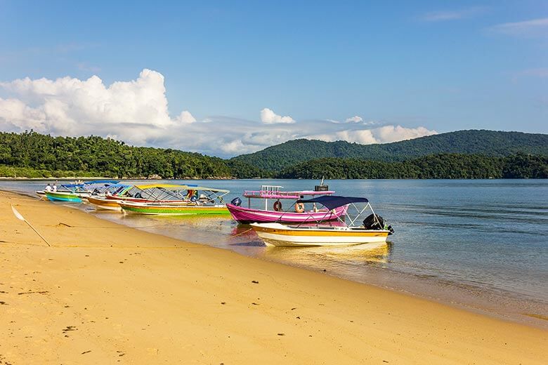 Passeio de barco em Paraty: Escuna ou lancha? [Entenda]