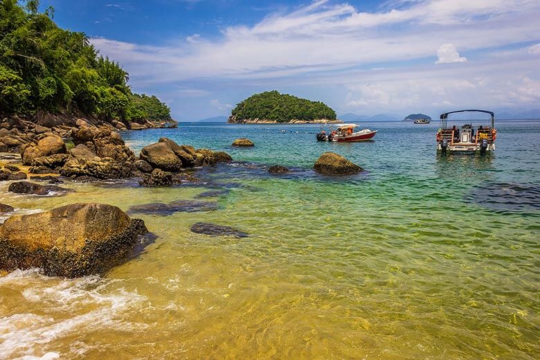 passeio de barco em Ubatuba