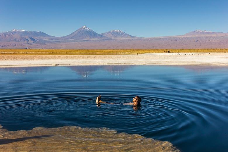 lagoa que boia no Atacama