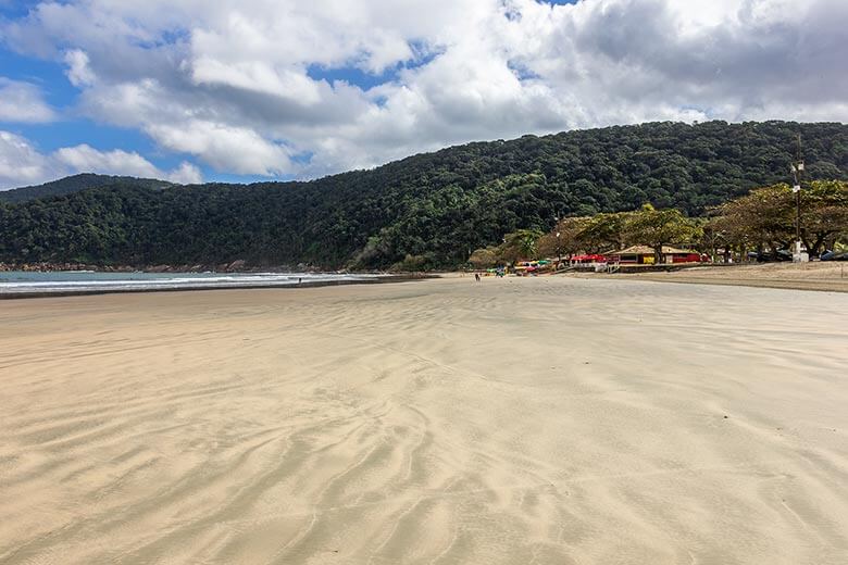 Praia do Guaiúba em Guarujá