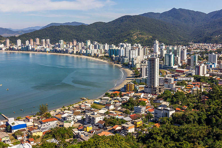 onde fica a Praia de Itapema?