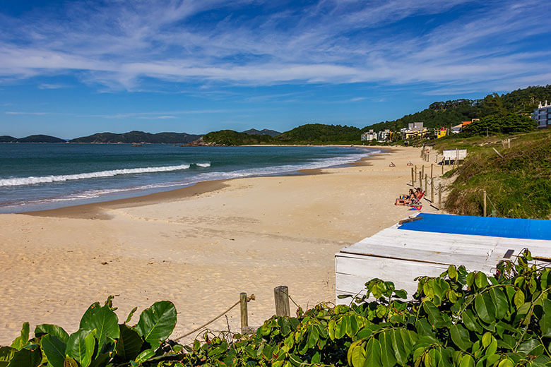 Praia de Quatro Ilhas em Bombinhas