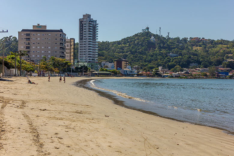 quantas praias tem em Itapema?