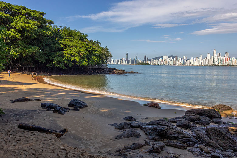 Qual é a praia mais bonita de Balneário Camboriú?