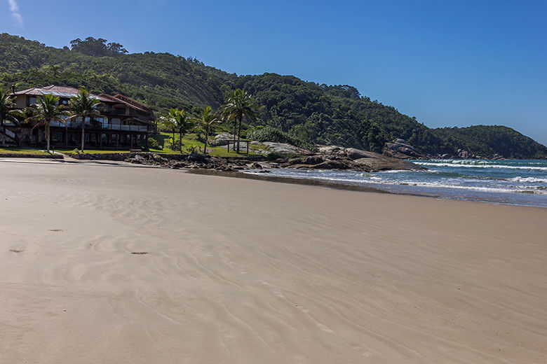 quantas praias há em Bombinhas?