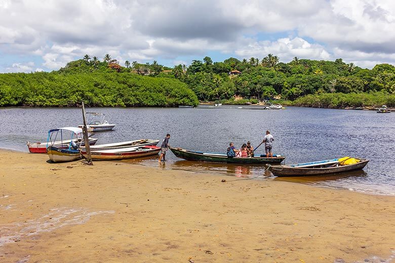 travessia de canoa para Caraíva