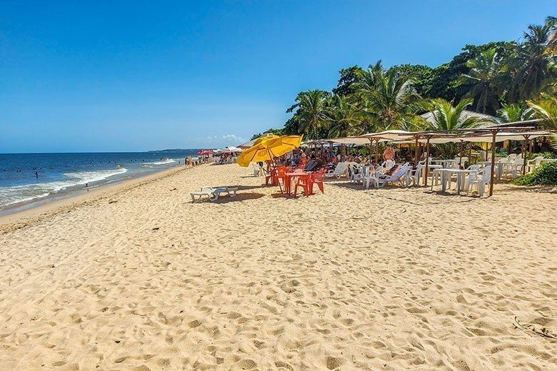 A Praia de Taperapuã é a principal praia urbana de Porto Seguro para incluir no seu roteiro de viagem