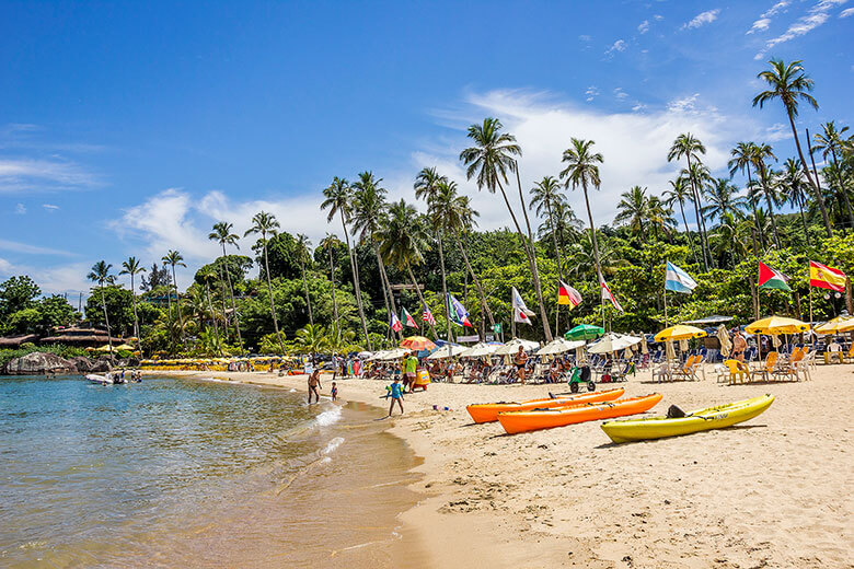 Qual é a praia mais movimentada de Ilhabela?