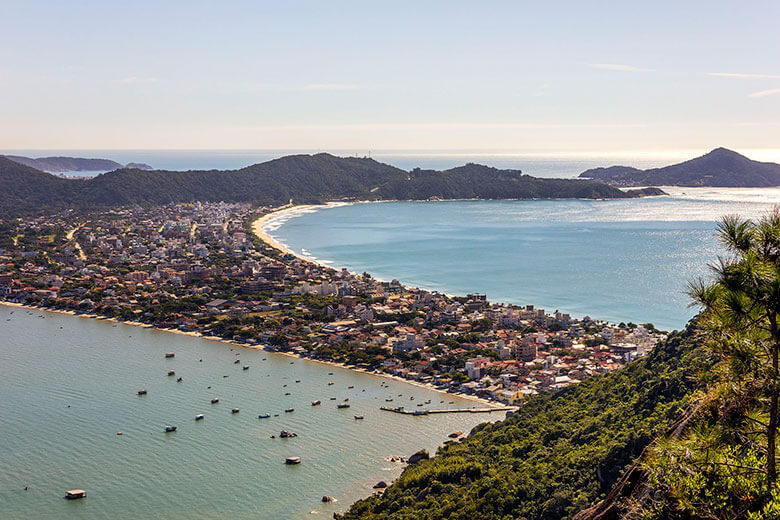 quantas praias tem em Bombinhas?