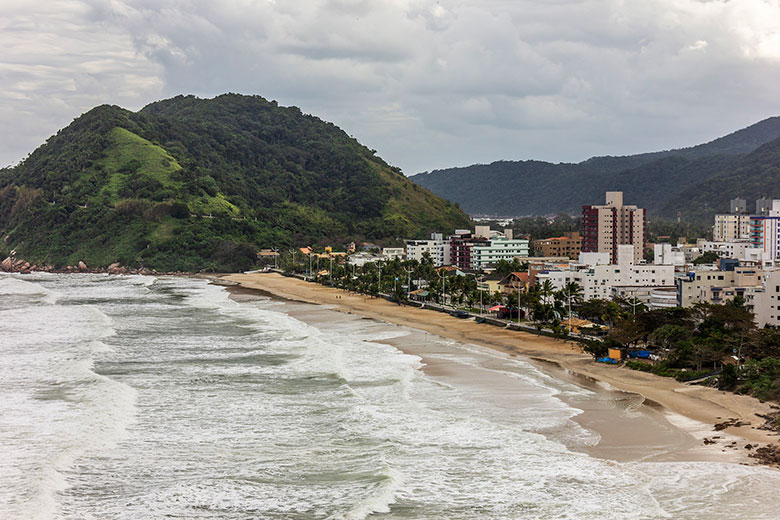 quantas praias tem no Guarujá?