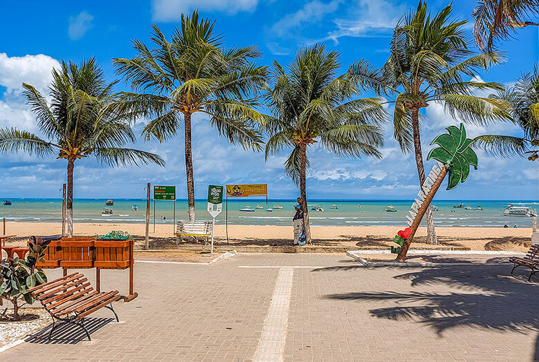 onde fica a Praia de Japaratinga?