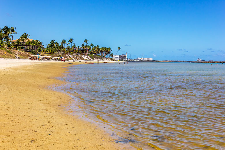 Onde fica a Praia de Muro Alto?