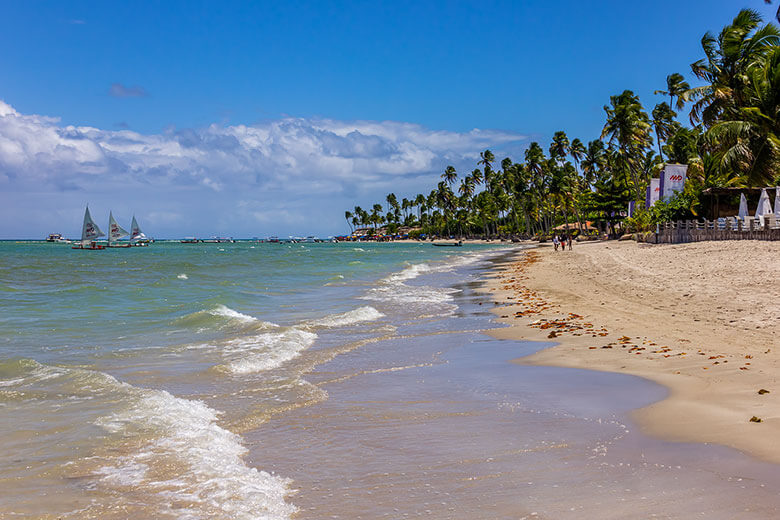 onde fica a Praia dos Carneiros?