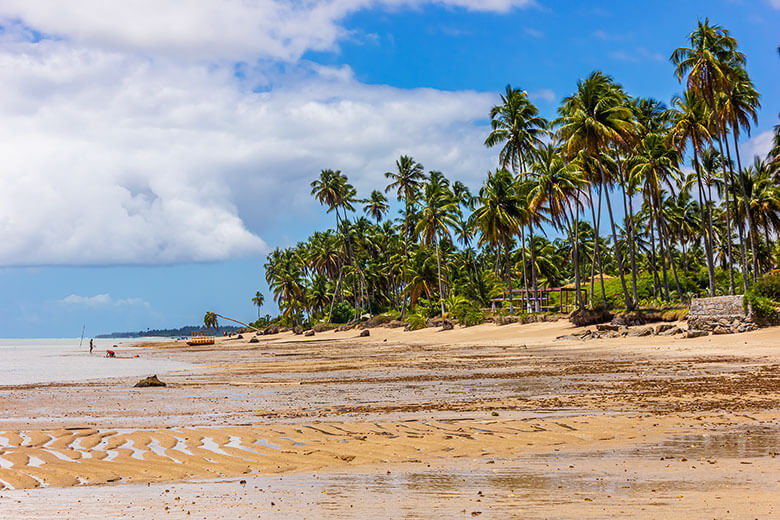 Onde fica a Praia do Patacho?